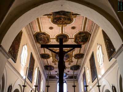 E infine nella parte retrostante l�altare, alle spalle del crocifisso del 500, si apre l�ultimo tesoro del Maria Cristina... 